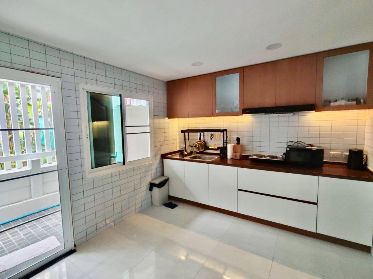 รูป 98694 - ขายบ้านเดี่ยวรีโนเวทใหม่สไตล์โมเดิร์นลักชัวรี่ หมู่บ้านเปรมฤทัย (Premruethai) ซอยรามอินทรา 46/1 แถมเฟอร์นิเจอร์บิวท์อินและเครื่องใช้ไฟฟ้า - รูปที่ 7/12