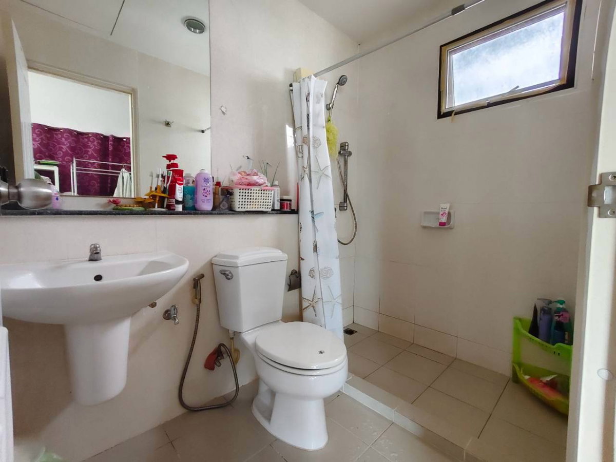 รูป 98191 - ขายบ้านแฝดอารมณ์บ้านเดี่ยว มีพื้นที่รอบบ้าน ต่อเติมครบ พร้อมเข้าอยู่ - รูปที่ 5/11