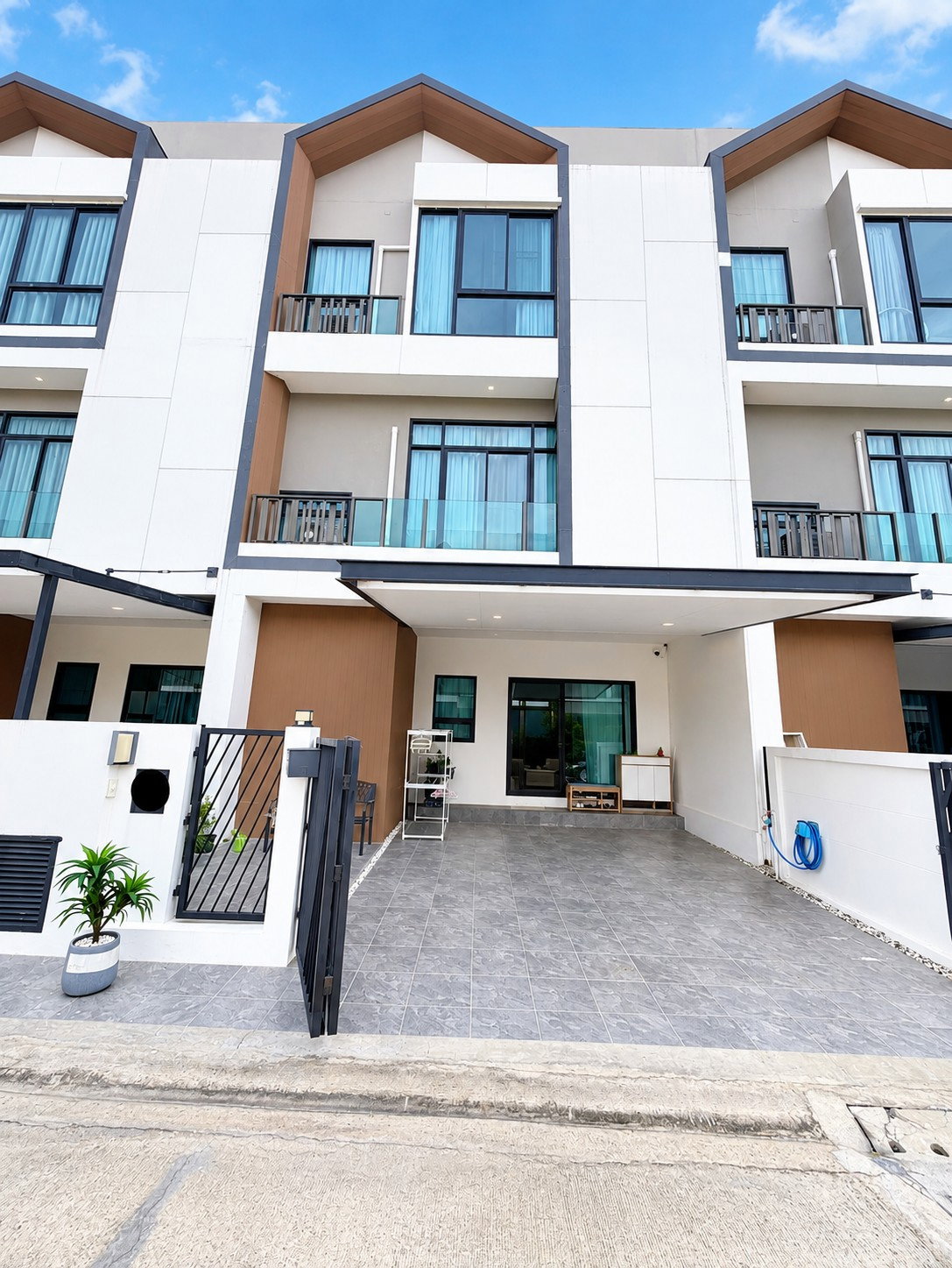 ขายทาวน์โฮม 3 ชั้น Mews เทียนทะเล 15 หน้าบ้านกว้าง ทำเลดี พร้อมเข้าอยู่