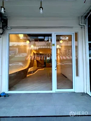 Shophouses for rent ม.เทคโนโลยีราชมงคลพระนคร : For rent Shophouse 150 sqm in Wang Mai, Pathum Wan, Bangkok