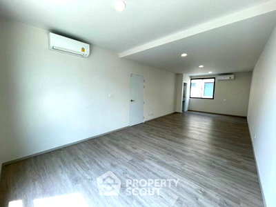 Townhouses for sale Samut Prakarn : 4-BR Townhouse at Altitude Kraf Bangna in Bang Kaeo (ID 3338061)