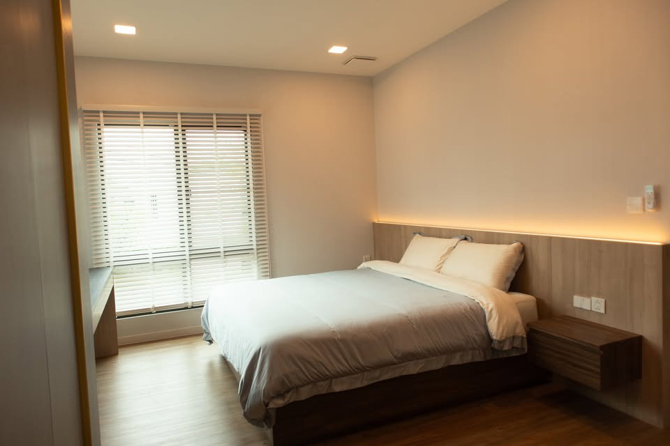 รูป ให้เช่าบ้านเดี่ยว บ้านใหม่หรู Mantana Bangna Km.15  ใกล้ Mega Bangna / IKEA / สนามบินสุวรรณภูมิ  4 ห้องนอน 5 ห้องน้ำ  Line: @ideally.property - รูปที่ 19/27