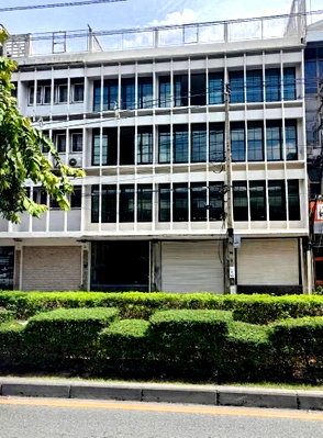 Office for rent DONKI Mall Thonglor   : #OHR40 For Rent: 3-Unit 5-Storey Commercial Building on Rama 4 Road 📍 Near BTS Phra Khanong