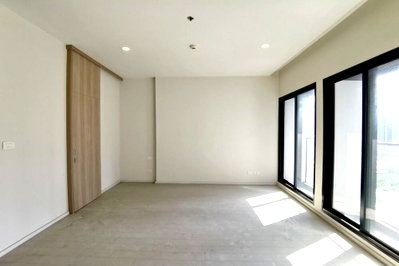 Condos for sale : 🔥SELL AT LOSS !! 🔥 Noble Ploenchit, 1 bedroom, 1 bathroom, pool view, high floor 11++, big size !! Code C20221209367 Partly Furnished