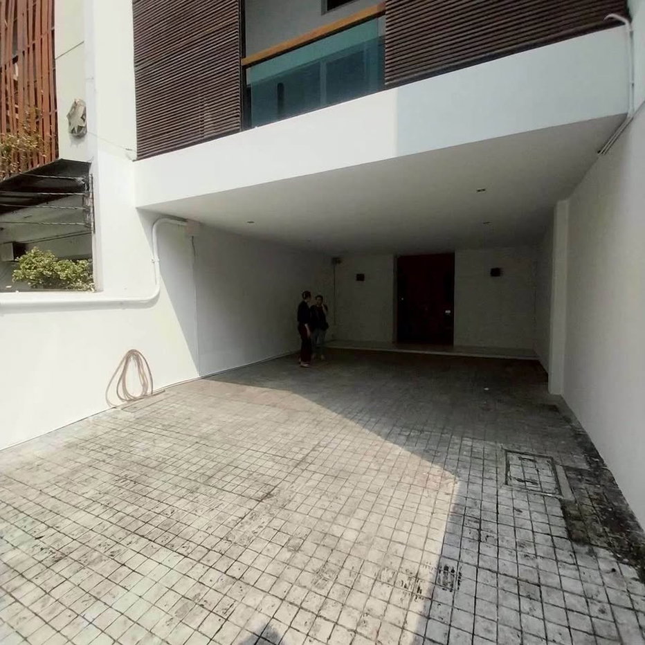 รูป LTHC16277 - Home Office For Rent | Sukhumvit 35 | Near EmQuartier | 400 Sq.m. | 4 Beds | 5 Baths | 180K/Month - รูปที่ 1/6