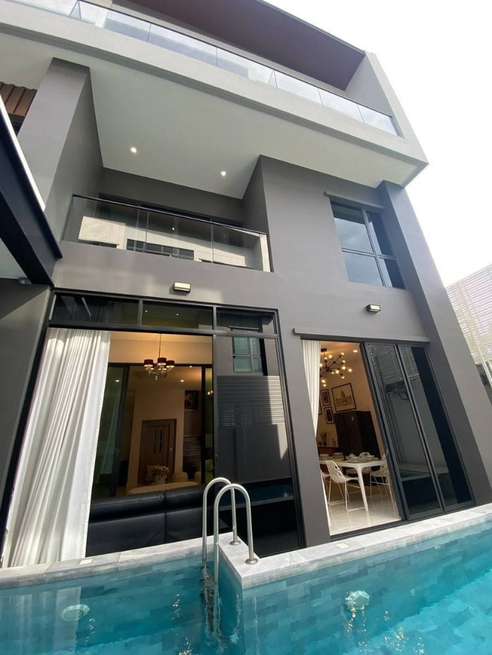 รูป บ้านเดี่ยว หลังใหญ่ พร้อมสระว่ายน้ำในตัว - รูปที่ 2/11