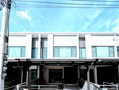 ทาวน์โฮม รร.เตรียมอุดมศึกษาน้อมเกล้า  : ทาวน์โฮม 2 ชั้น พลีโน ลาดพร้าว-เสรีไทย เดินทางสะดวกสบาย เชื่อมต่อสู่ใจกลางลาดพร้าว หนึ่งเดียวในโซนลาดพร้าวที่ใกล้รถไฟฟ้าและทางด่วน