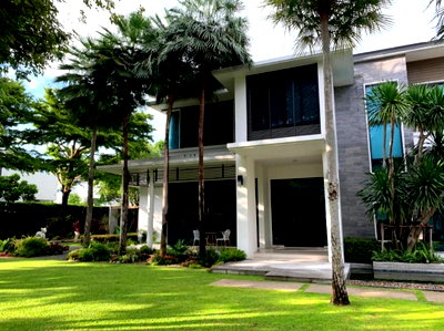 Houses for sale Nonthaburi : For Sale House in Ladawan Village. Area: 421 sq.wah. 5 BR 6 BR, Swimming pool. On Rattanathibet Rd, adjacent  Bang Rak Noi Tha It MRT. Full fur.