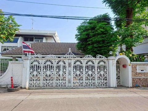 Large detached house for sale in a prime location—Soi Ngamwongwan 25, Yaek 8 (behind Pantip Ngamwongwan). 