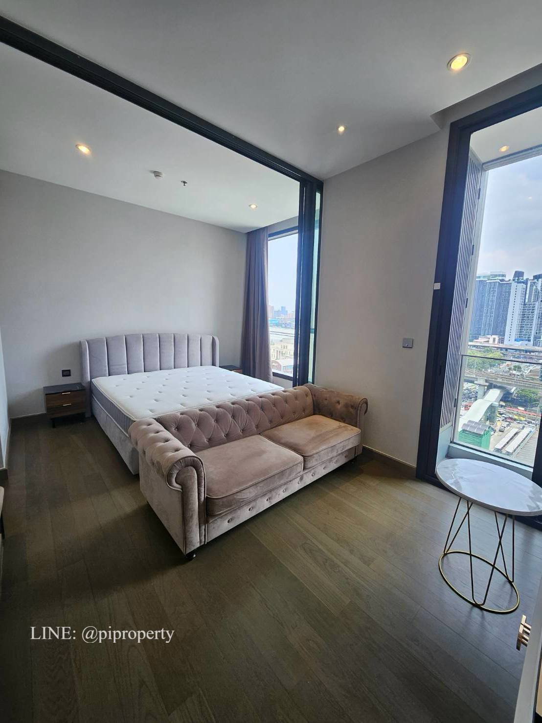 MRT 0 meter Luxury condo 1Bed unit for rent in The Esse at Singha Complex. Fully furnished and ready to move in.