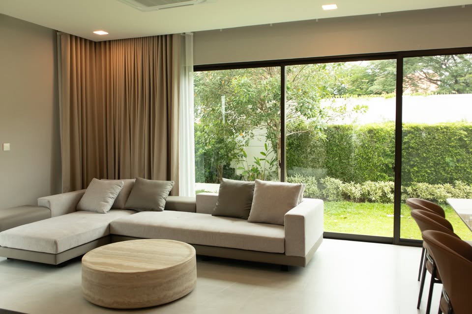 รูป ให้เช่าบ้านเดี่ยว บ้านใหม่หรู Mantana Bangna Km.15  ใกล้ Mega Bangna / IKEA / สนามบินสุวรรณภูมิ  4 ห้องนอน 5 ห้องน้ำ  Line: @ideally.property - รูปที่ 2/27