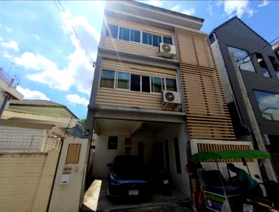 Townhouses for sale Bangkok : Townhouse in Areesampan 1.2 KM to BTS