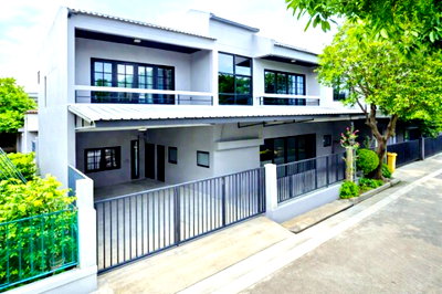 Townhouses for rent Bangkok : 			400m from Central Ram Inthra and 450m from the Wat Phra Si Mahathat BTS station and Lotus's Laksi. 2-story townhome featuring 3 bedrooms          