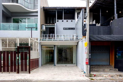 Shophouses for rent Soi Ekamai (Sukhumvit 63) : LTH16283 - Commercial Building For Rent | Ekkamai 2 | BTS Ekkamai 500 m. | 250 Sq.m. | 2 Beds | 2 Baths | 85K/Month