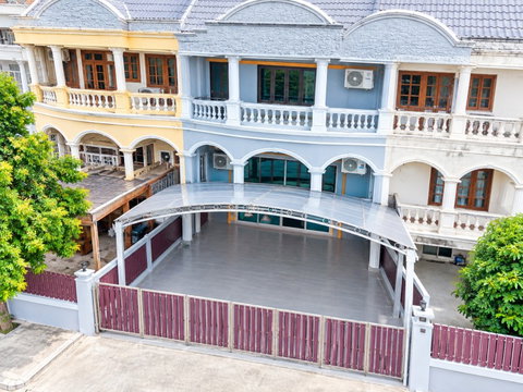 			LatPhrao 76–80 600m. from Ketsinee International School this fully  3-story townhome MRT Chokchai4 1.08km 4bed and 5 bath on a 25sq.wa.          