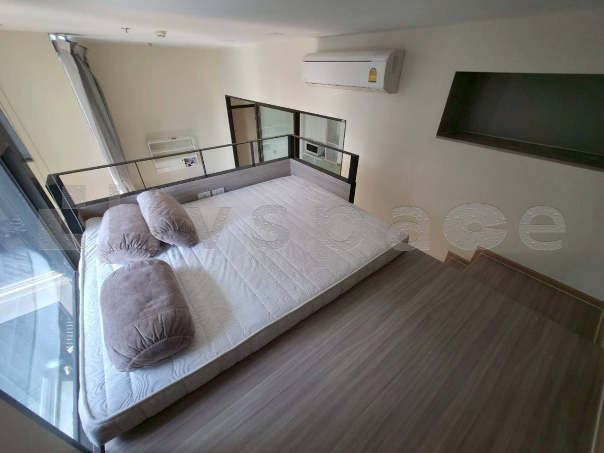 รูป ▚ L1JC0Eツ ให้เช่า Chewathai Residence Asok Loft 35ตร.ม. ชั้นสูง มีครัวกั้นห้อง ซื้อโซฟา+ทีวีใหม่ให้ พร้อมอยู่ ใกล้ MRT พระราม 9✨ - รูปที่ 4/5
