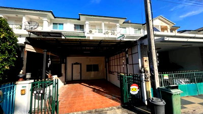 เช่าทาวน์โฮม กรุงเทพมหานคร : 🏡 บ้านเช่า หมู่บ้านมณเทียรทิพย์ คู้บอน 27 แยก 4 4 ห้องนอน 3 ห้องน้ำ บ้านพร้อมอยู่ พร้อม 2 ครัว และเครื่องใช้ไฟฟ้าครบครัน
