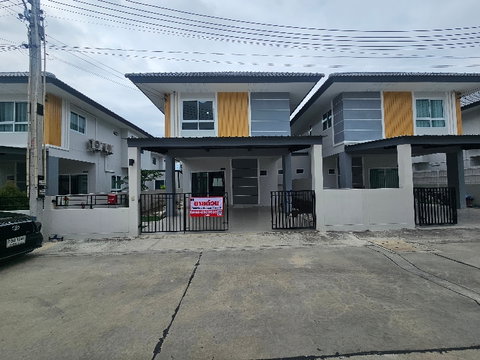 Urgent sale: Semi-detached house with a single-detached feel and side yard space; located in Na Pa, Chonburi.