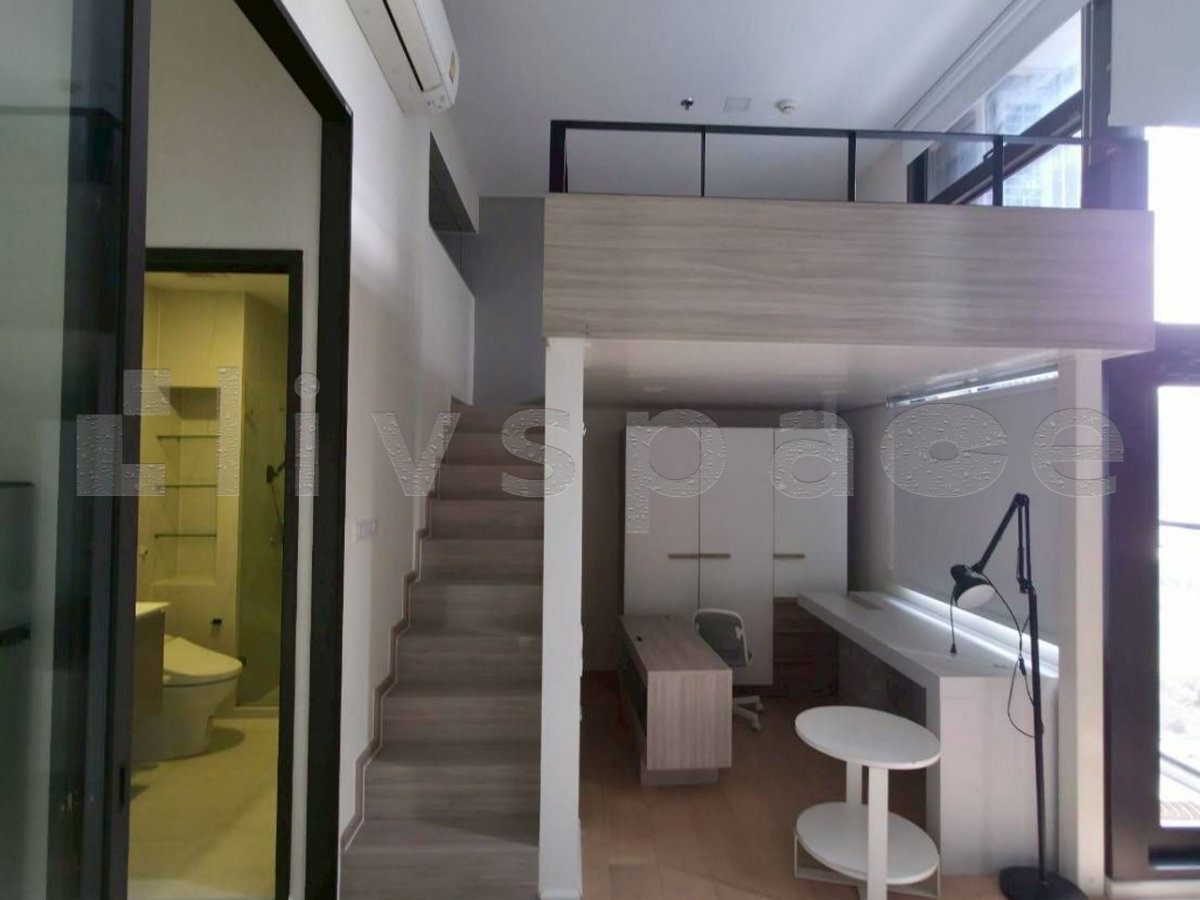 รูป ▚ L1JC0Eツ ให้เช่า Chewathai Residence Asok Loft 35ตร.ม. ชั้นสูง มีครัวกั้นห้อง ซื้อโซฟา+ทีวีใหม่ให้ พร้อมอยู่ ใกล้ MRT พระราม 9✨ - รูปที่ 2/5