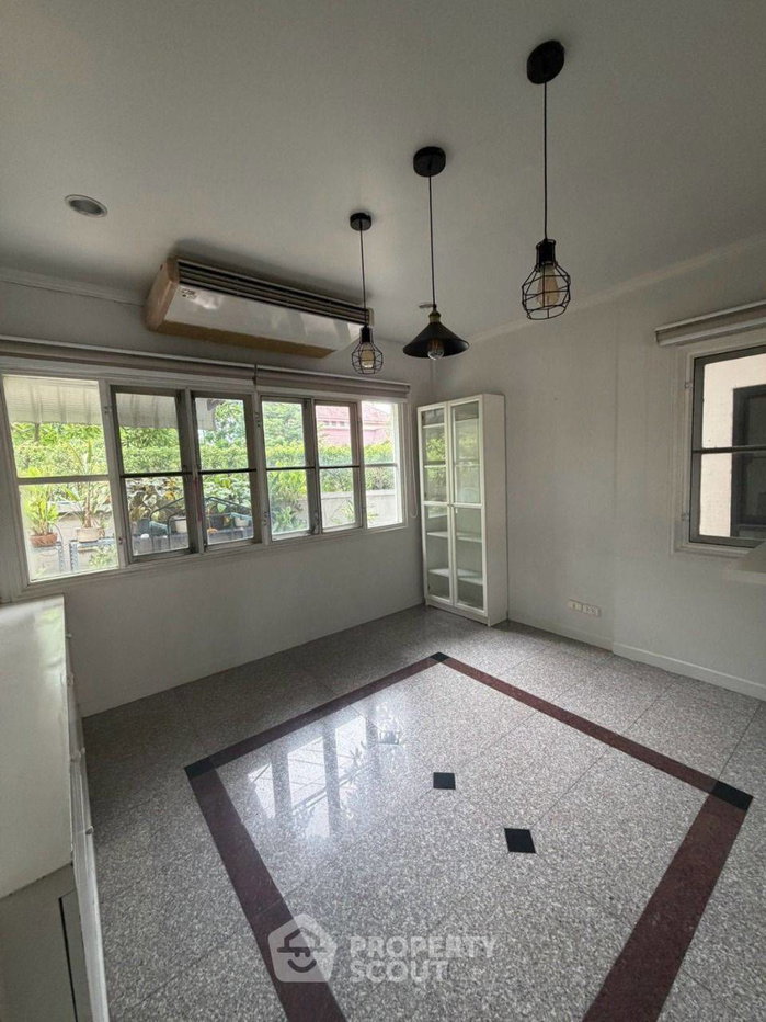 รูป บ้าน 4 ห้องนอน เลี้ยงสัตว์ได้ ที่ Nantawan Ramintra-Watcharaphon (ID 3350041) - รูปที่ 8/36