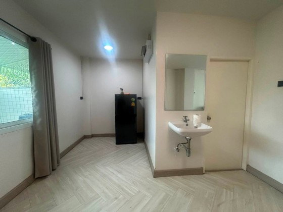 รูป ให้เช่าทาวน์โฮม 3 ชั้น รีโนเวทใหม่ทั้งหลัง ซอยเรวดี 75 เฟอร์นิเจอร์ครบ ใกล้ MRT แยกนนทบุรี 1 และ MRT บางกระสอ เพียง 1 กม. / แอร์ 3 เครื่อง / อยู่อาศัย - รูปที่ 5/13