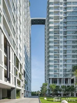 Corner 2BR Condo with Open View Near MRT Fai Chai 6821959