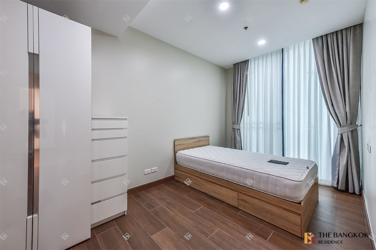 picture Beautiful Room, Good Condition Noble ReD near BTS Ari - 8/10