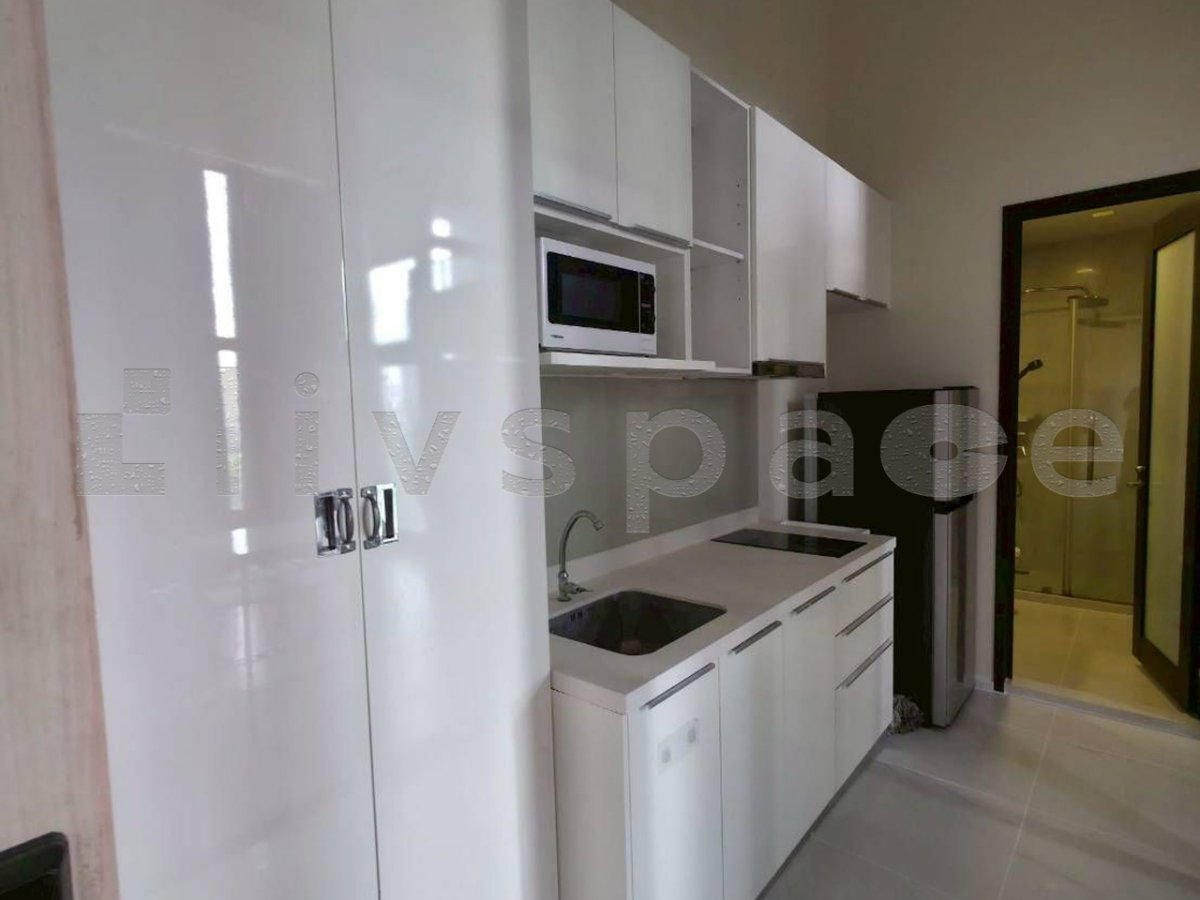 รูป ▚ L1JC0Eツ ให้เช่า Chewathai Residence Asok Loft 35ตร.ม. ชั้นสูง มีครัวกั้นห้อง ซื้อโซฟา+ทีวีใหม่ให้ พร้อมอยู่ ใกล้ MRT พระราม 9✨ - รูปที่ 3/5