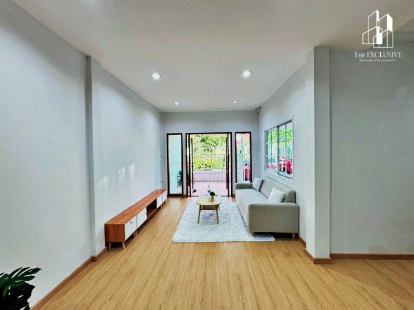 รูป ขายทาวน์เฮ้าส์รีโนเวทใหม่ หมู่บ้านซื่อตรง (จันทรินทร์) ไทรม้า–ท่าอิฐ  ใกล้รถไฟฟ้า  - รูปที่ 9/10