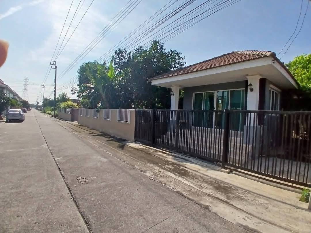 รูป ขายบ้านสวนสวย 200 ตร.ว. อยู่ใน หมู่บ้าน รติรัตน์3 ลาดปลาดุก-คลองตาชม บนทำเล ซอยวัดลาดปลาดุก คลองตาชม อำเภอไทรน้อย - รูปที่ 2/11