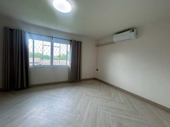 รูป ให้เช่าทาวน์โฮม 3 ชั้น รีโนเวทใหม่ทั้งหลัง ซอยเรวดี 75 เฟอร์นิเจอร์ครบ ใกล้ MRT แยกนนทบุรี 1 และ MRT บางกระสอ เพียง 1 กม. / แอร์ 3 เครื่อง / อยู่อาศัย - รูปที่ 11/13