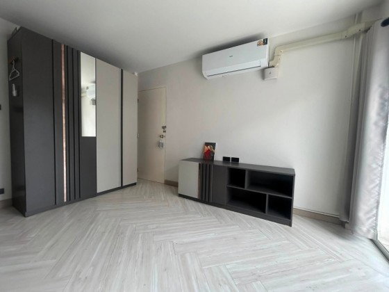รูป ให้เช่าทาวน์โฮม 3 ชั้น รีโนเวทใหม่ทั้งหลัง ซอยเรวดี 75 เฟอร์นิเจอร์ครบ ใกล้ MRT แยกนนทบุรี 1 และ MRT บางกระสอ เพียง 1 กม. / แอร์ 3 เครื่อง / อยู่อาศัย - รูปที่ 9/13