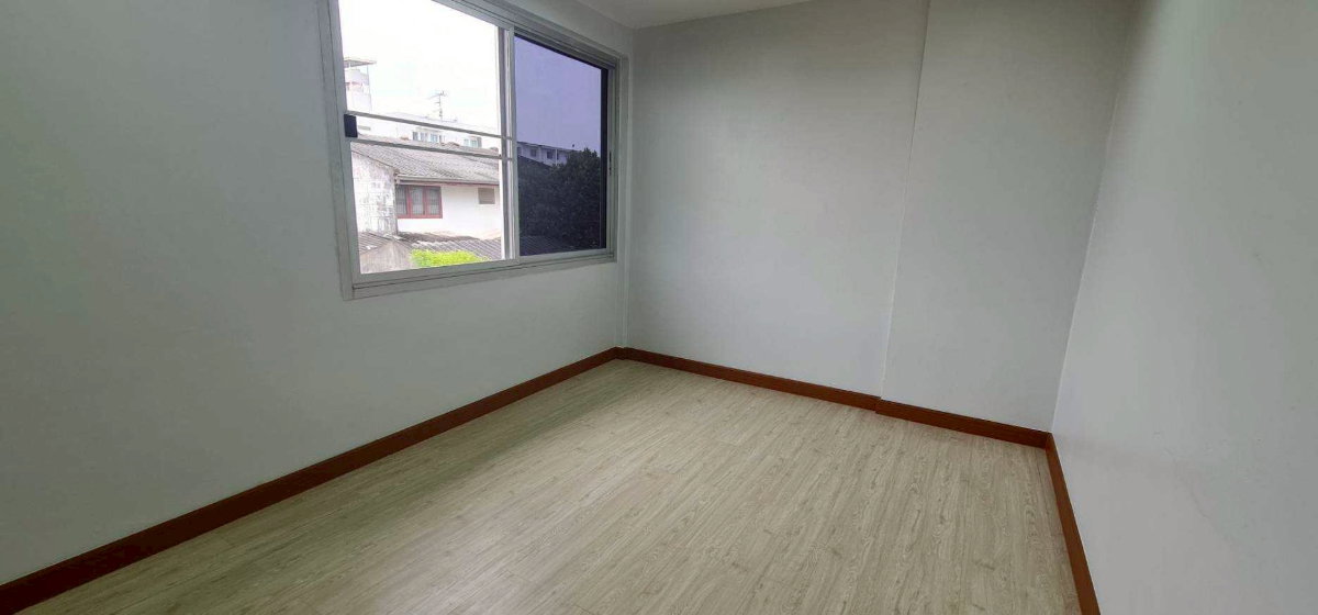 รูป 92867 - ขายบ้านทาวน์เฮ้าส์ 2 ชั้น รีโนเวทใหม่ สไตล์มินิมอล ทำเลรามคำแหง 106 หากคุณกำลังมองหาบ้านที่น่าอยู่ เรียบง่าย สไตล์มินิมอล - รูปที่ 9/12