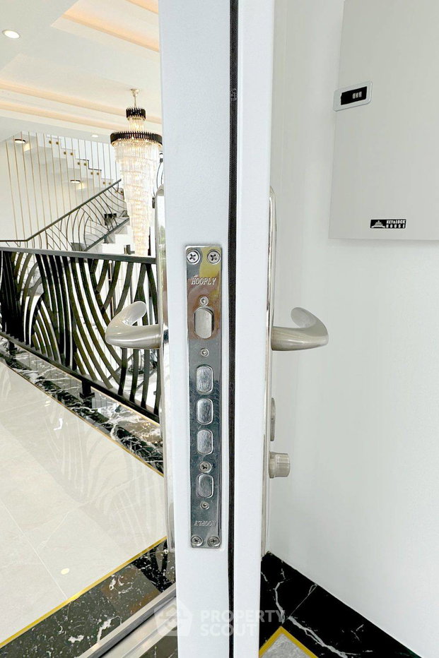 picture Large 8-Bedroom House With 800 Sq M In Don Mueang (ID 2130409) - 26/45