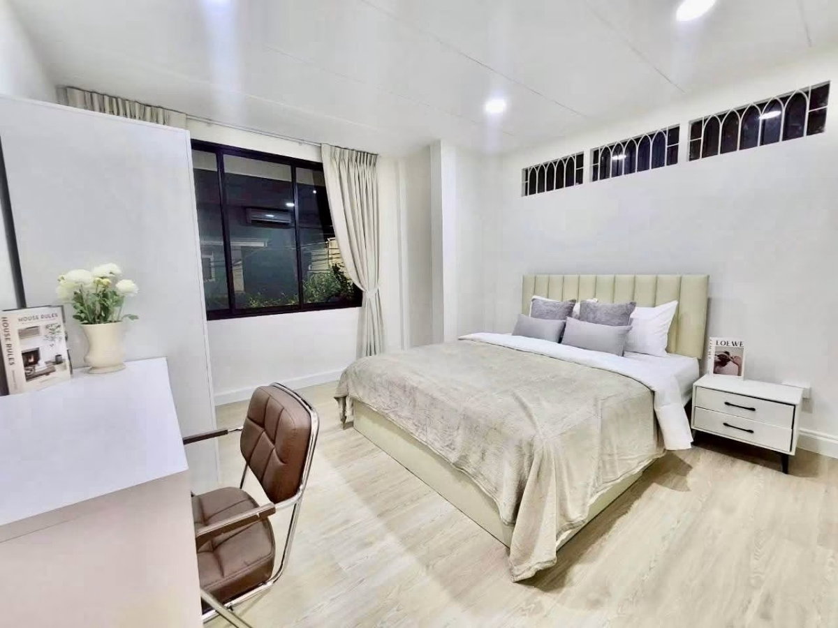 รูป 🏡✨ ให้เช่า บ้านเดี่ยวห้วยขวาง–สุทธิสาร 5 ห้องนอน 3 ห้องน้ำ ทำเลใจกลางเมือง ใกล้ CBD รัชดา | MRT สุทธิสาร เฟอร์นิเจอร์และเครื่องใช้ไฟฟ้าเยอะ - รูปที่ 7/9