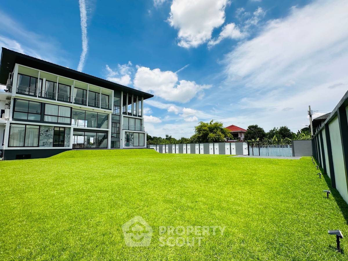picture Large 8-Bedroom House With 800 Sq M In Don Mueang (ID 2130409) - 1/45
