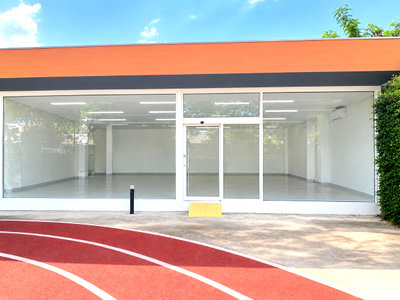 Retail spaces for rent Borommaratchachonnani Rd. : They're opening up space like at Dogs Paw  store in Taling Chan.