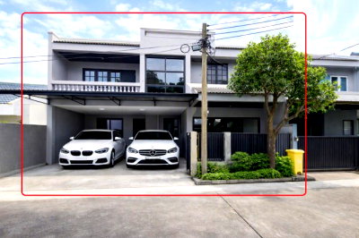 Townhouses for rent Bangkok : 			450m. from WatPhraSi Mahathat BTS 2 story townhome with 3 bed and 3 bath on 33 sq.wa. of land with 1          