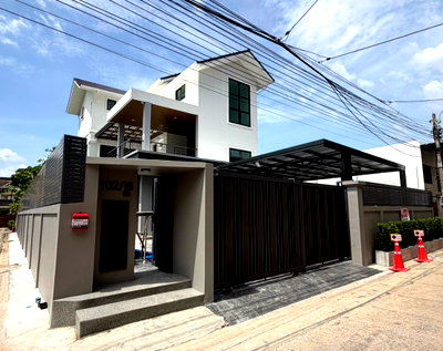 เช่าบ้านเดี่ยว กรุงเทพมหานคร : ให้เช่าบ้านเดี่ยว 3 ชั้น รีโนเวทใหม่ พร้อมอยู่ ติด MRT บางโพ