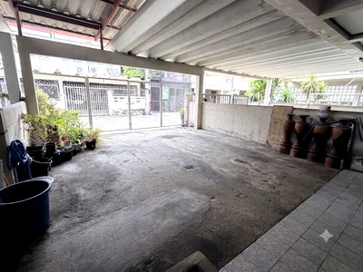 Townhouses for sale Bangkok : 2-story townhouse in Chok Chai 4, Soi 47 — 2 bedrooms, 2 bathrooms, 2 parking spaces, convenient location for easy access.