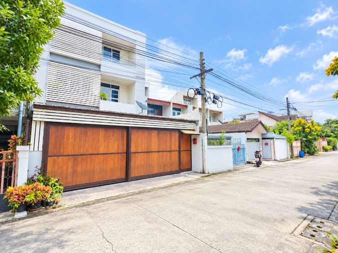 ขายบ้านเดี่ยว 5 ห้องนอน 250 ตร.ม. 42 ตร.ว. เขตวังทองหลาง