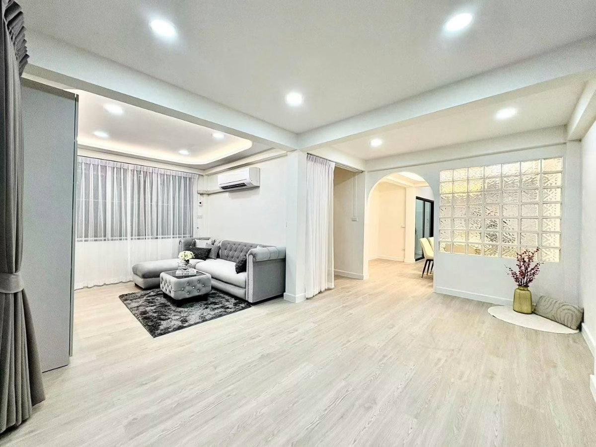รูป 🏡✨ ให้เช่า บ้านเดี่ยวห้วยขวาง–สุทธิสาร 5 ห้องนอน 3 ห้องน้ำ ทำเลใจกลางเมือง ใกล้ CBD รัชดา | MRT สุทธิสาร เฟอร์นิเจอร์และเครื่องใช้ไฟฟ้าเยอะ - รูปที่ 2/9
