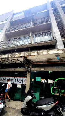 Shophouses for rent Bangkok : Lease of a building on 2nd row, 4th floor, Sukhumvit 22nd floor, adjacent to Bangkok Marriott Marquis Queen's Park Hotel.