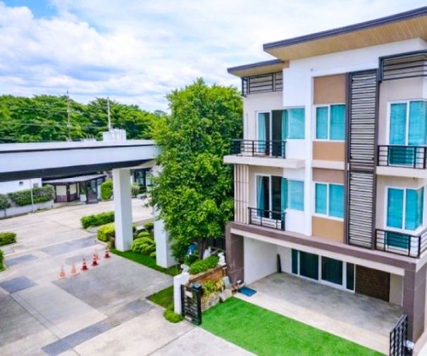 ให้เช่าทาวน์โฮม 4 ห้องนอน 250 ตร.ม. 21 ตร.ว. เขตสะพานสูง
