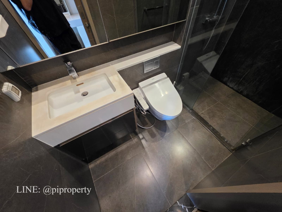 รูป ให้เช่าคอนโดหรู The Esse at Singha Complex (ติด MRT 0 เมตร) ห้องแบบ 1 ห้องนอน ตกแต่งครบพร้อมเข้าอยู่ - รูปที่ 12/34