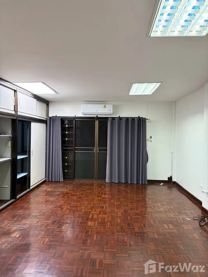4-bed townhouse for rent, 250 sqm, 34 sq wah, Phra Khanong