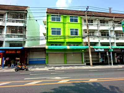 Shophouses for rent Bangkok : Rent a building with 2 rooms, 3 1/2 floors + roof, Golden Location, Ladprao 71 (opposite Seven near the bus stop).