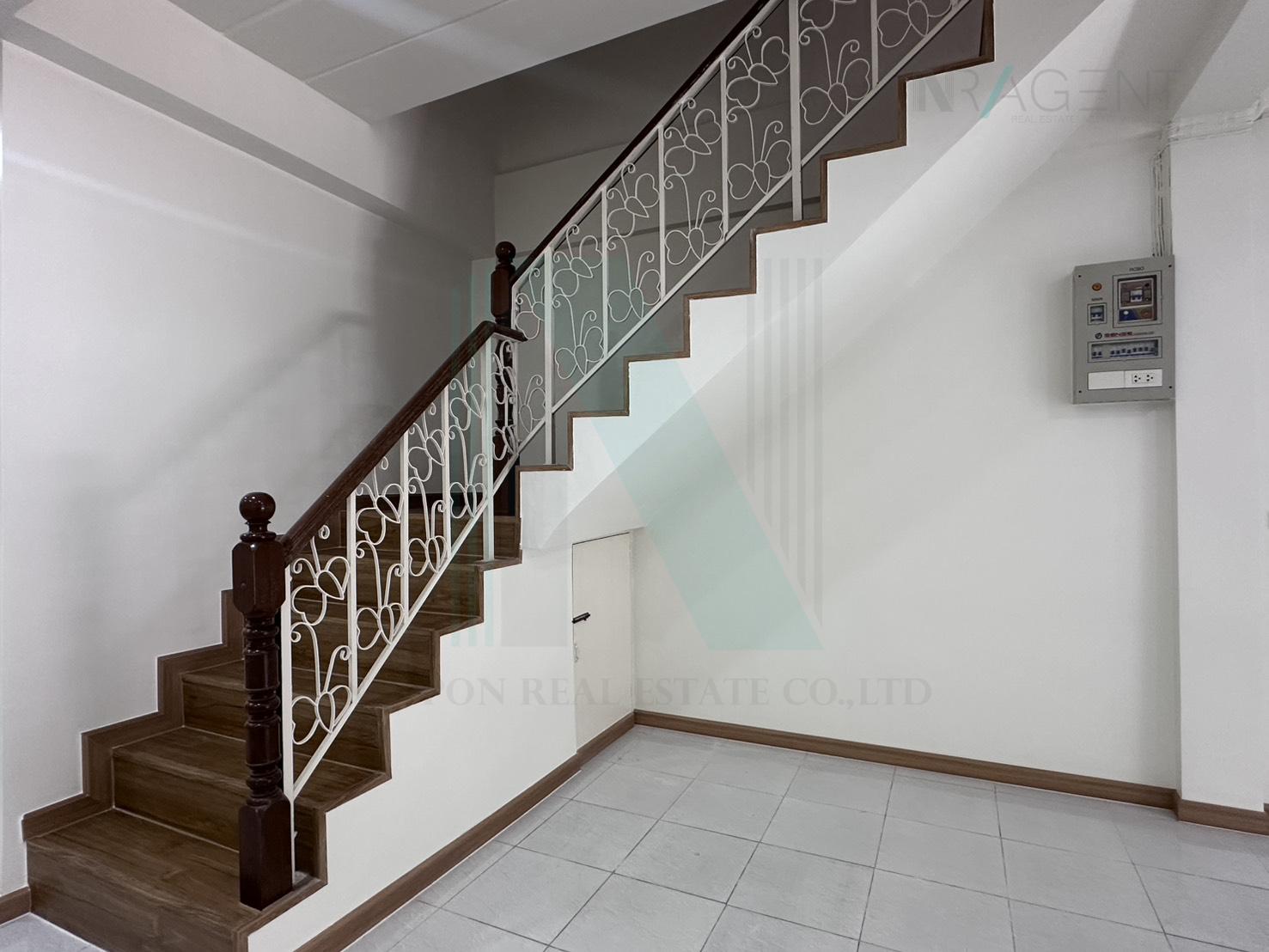 ขายทาวน์โฮม 3 ห้องนอน 100 ตร.ม. 22.5 ตร.ว. รุ่งกิจ วิลล่า 9