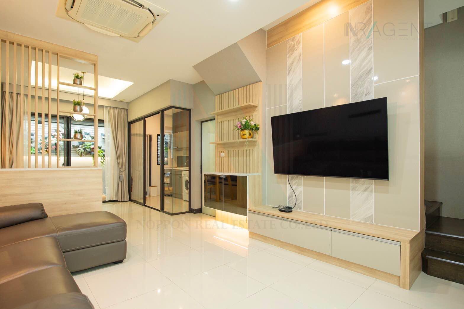 ให้เช่าทาวน์โฮม 3 ห้องนอน 168 ตร.ม. 29 ตร.ว. เดอะ แลนด์มาร์ค เอกมัย รามอินทรา