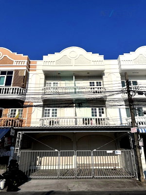 เช่าทาวน์โฮม วิทยาลัยพณิชยการบางนา : 📌 ให้เช่าทาวน์เฮาส์ 3 ชั้น หมู่บ้านไพโรจน์ บางนา 8 ห้องนอน 6 ห้องน้ำ